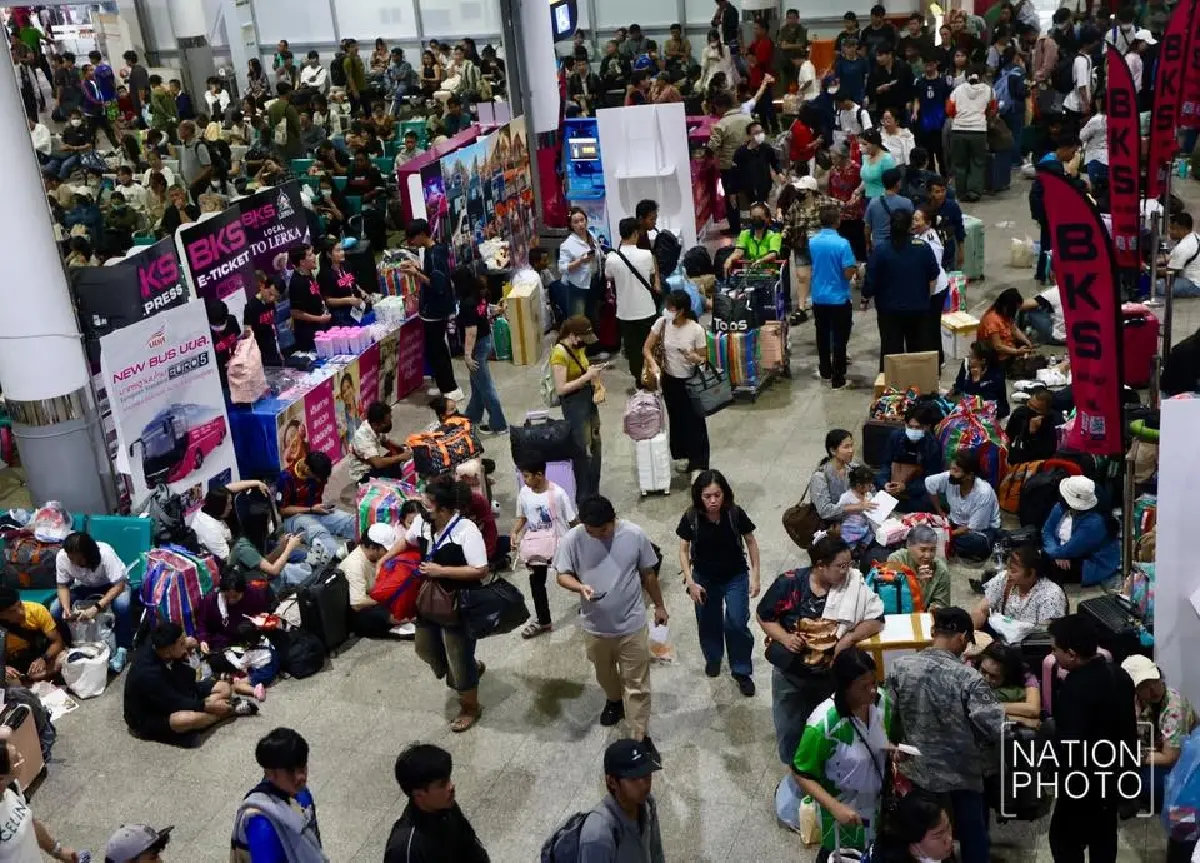 หมอชิต 2 คึกคัก ประชาชนแห่กลับภูมิลำเนาฉลองสงกรานต์ คาดเดินทางทะลุ 1.8 แสนคน