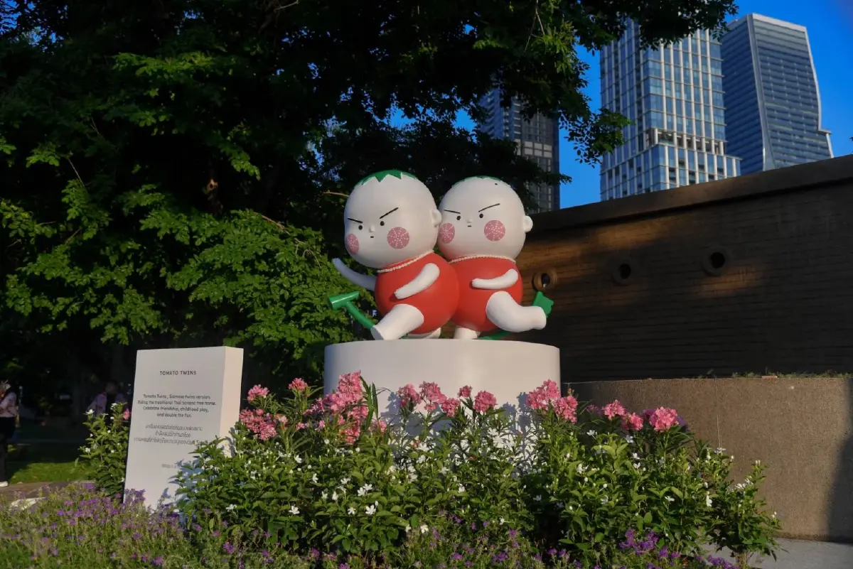 สวนลุมฯ ไม่ได้มีแค่เต้นแอโรบิก เที่ยวสงกรานต์งาน ‘เสน่ห์อาร์ต’ เช็กอินกับคาแรกเตอร์ดังของศิลปินไทย