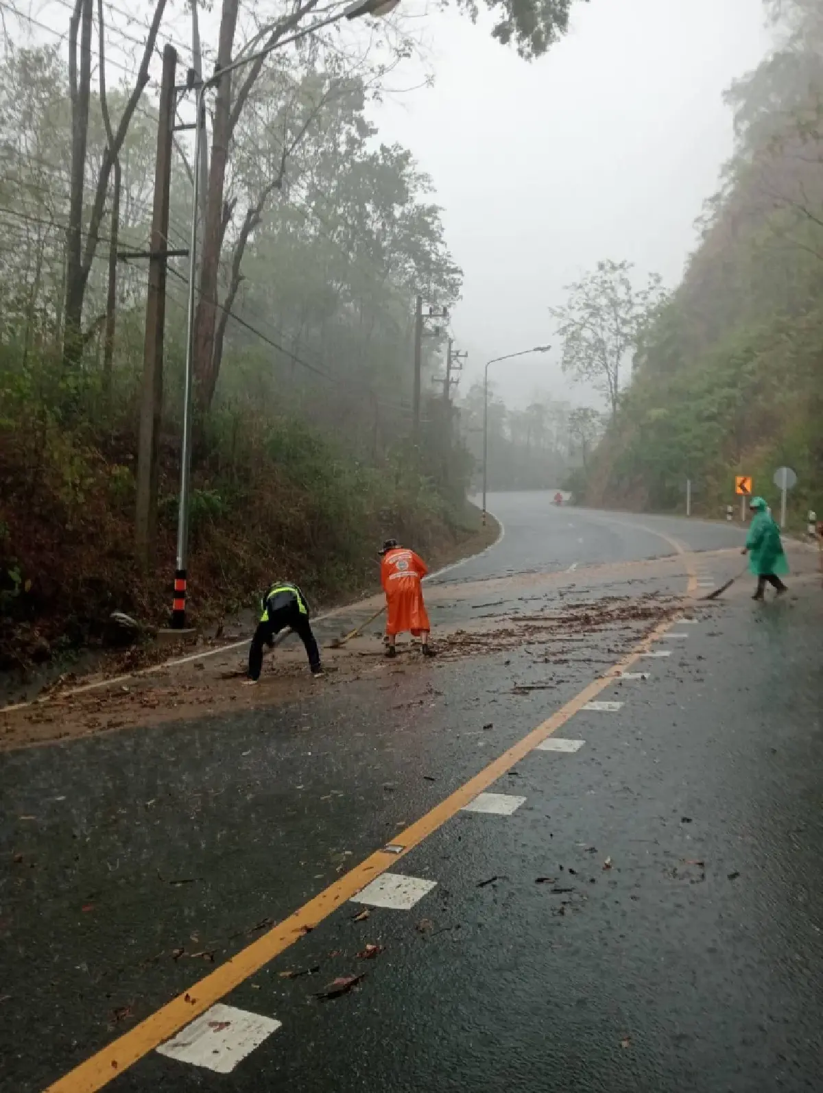 พิษพายุฤดูร้อน เพชรบูรณ์ฝนตกหนัก เจอน้ำป่า หินร่วง ทล.12 หล่มสัก