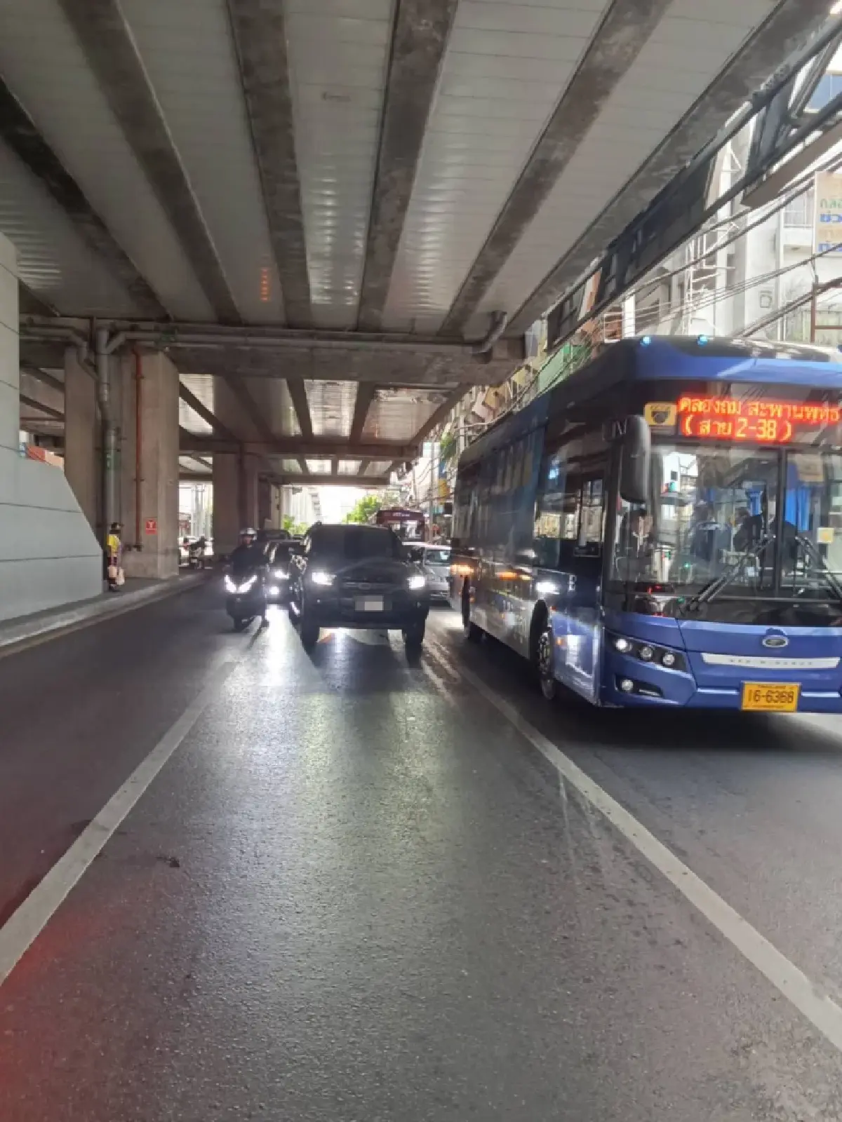 เลี่ยงด่วน รถติดมาก รถบรรทุกกับรถเครน ชนกัน กลางแยกลาดพร้าว 101