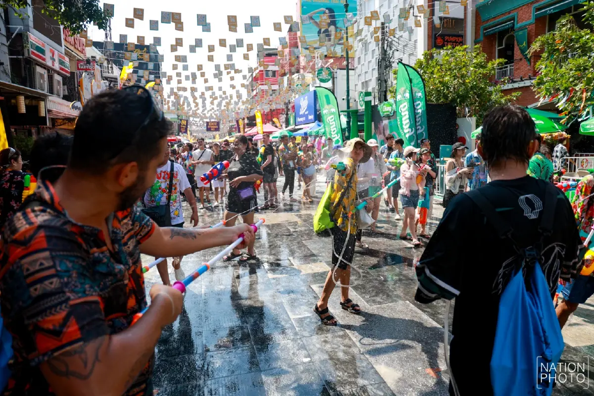 คึกคัก 'สงกรานต์ข้าวสาร' วันสุดท้าย นักท่องเที่ยวแห่เล่นน้ำแน่น