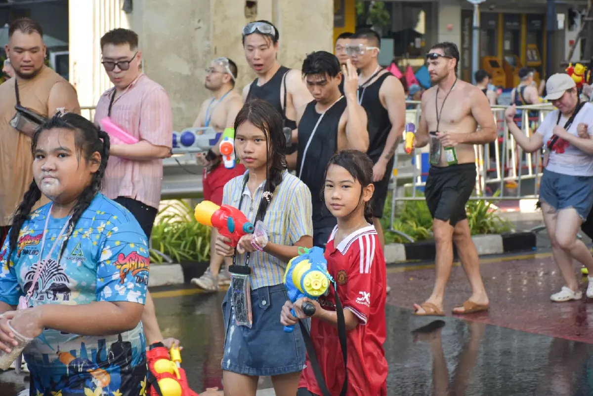 สีลมแตก! สงกรานต์ 2569 คนทะลัก 1.4 แสน สั่งเฝ้าระวังเรียลไทม์ทั้งกรุง