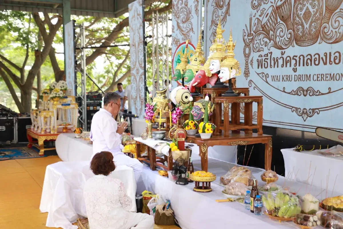ไหว้ครูกลอง แหล่งทำกลองที่เดียวในไทย ภูมิปัญญาจากบรรพบุรุษ