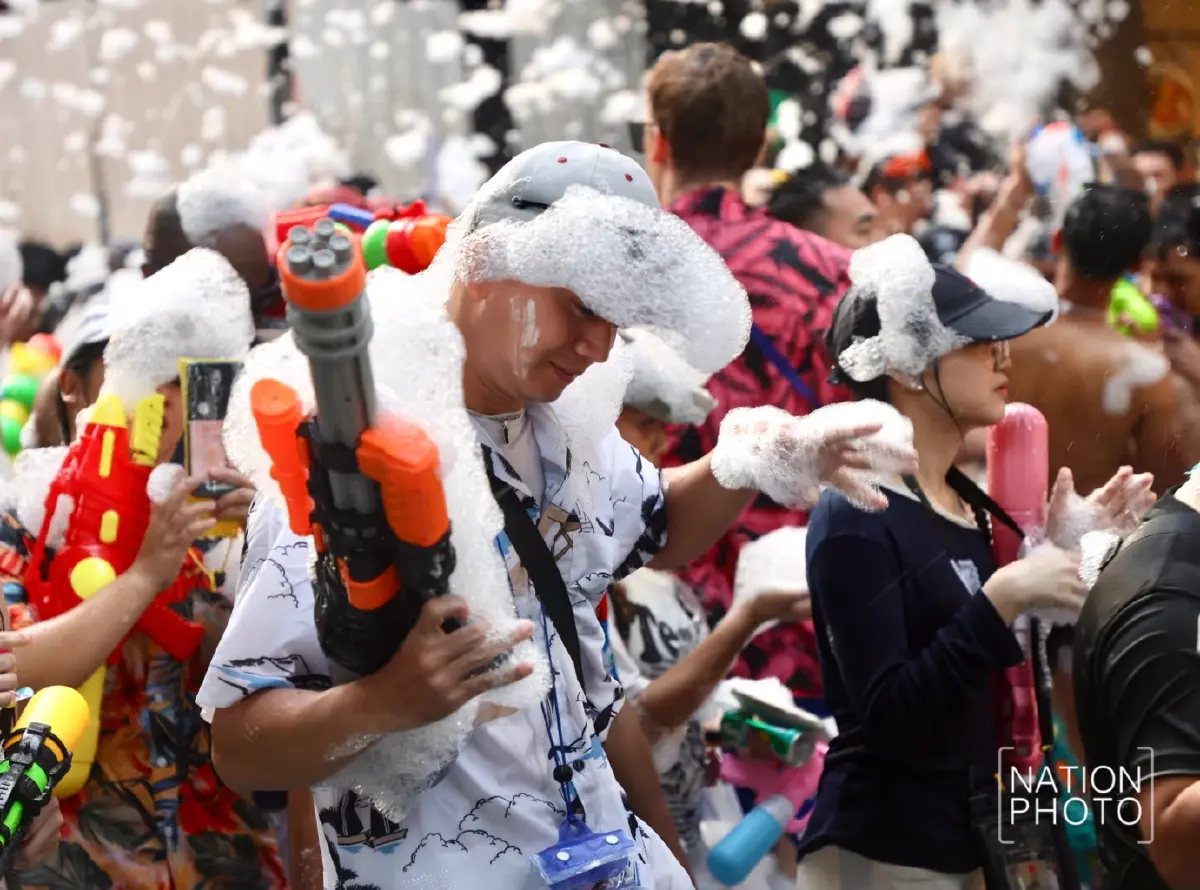 ประมวลภาพ สงกรานต์สีลม 2569 วันสุดท้าย คนไทย-ต่างชาติแห่เล่นน้ำทะลุ 2 แสนคน