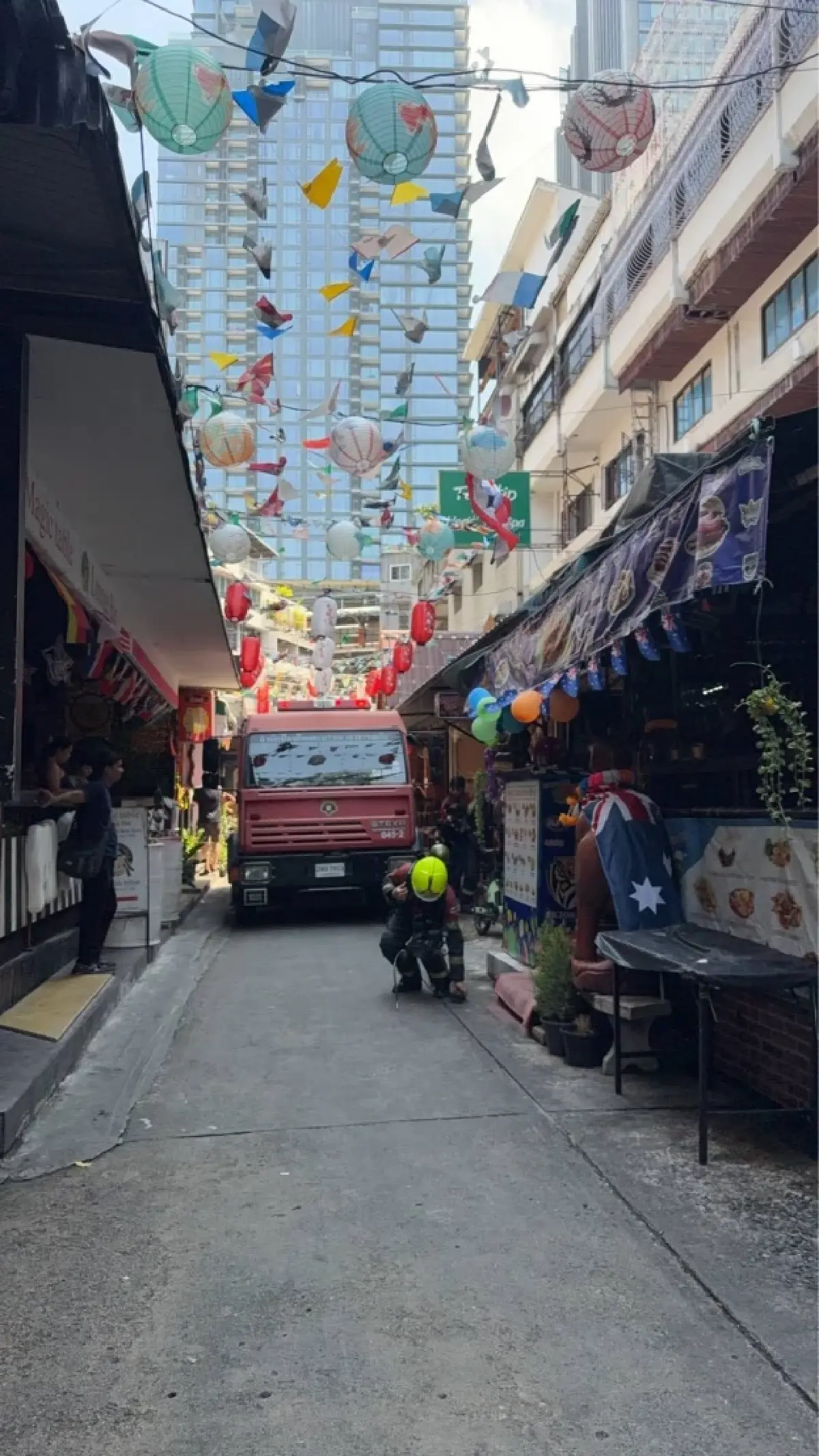 ระทึกกลางกรุง ไฟไหม้อาคารสูง สุขุมวิท 7/1 เร่งดับไฟไม่ให้ลุกลาม