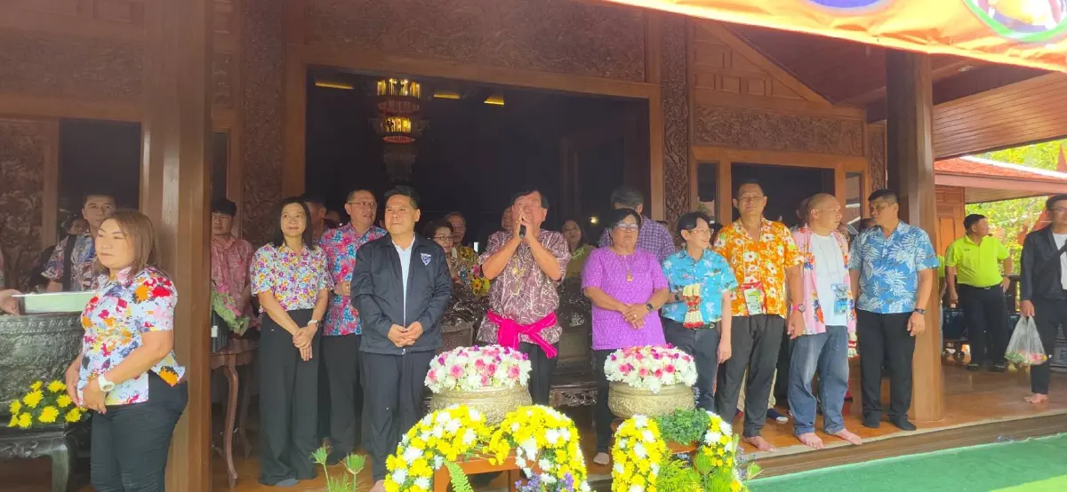 'วราวุธ' รดน้ำ-ขอพร 'ประภัตร' ชี้ เป็นเสาหลักทำงานเพื่อสุพรรณฯ