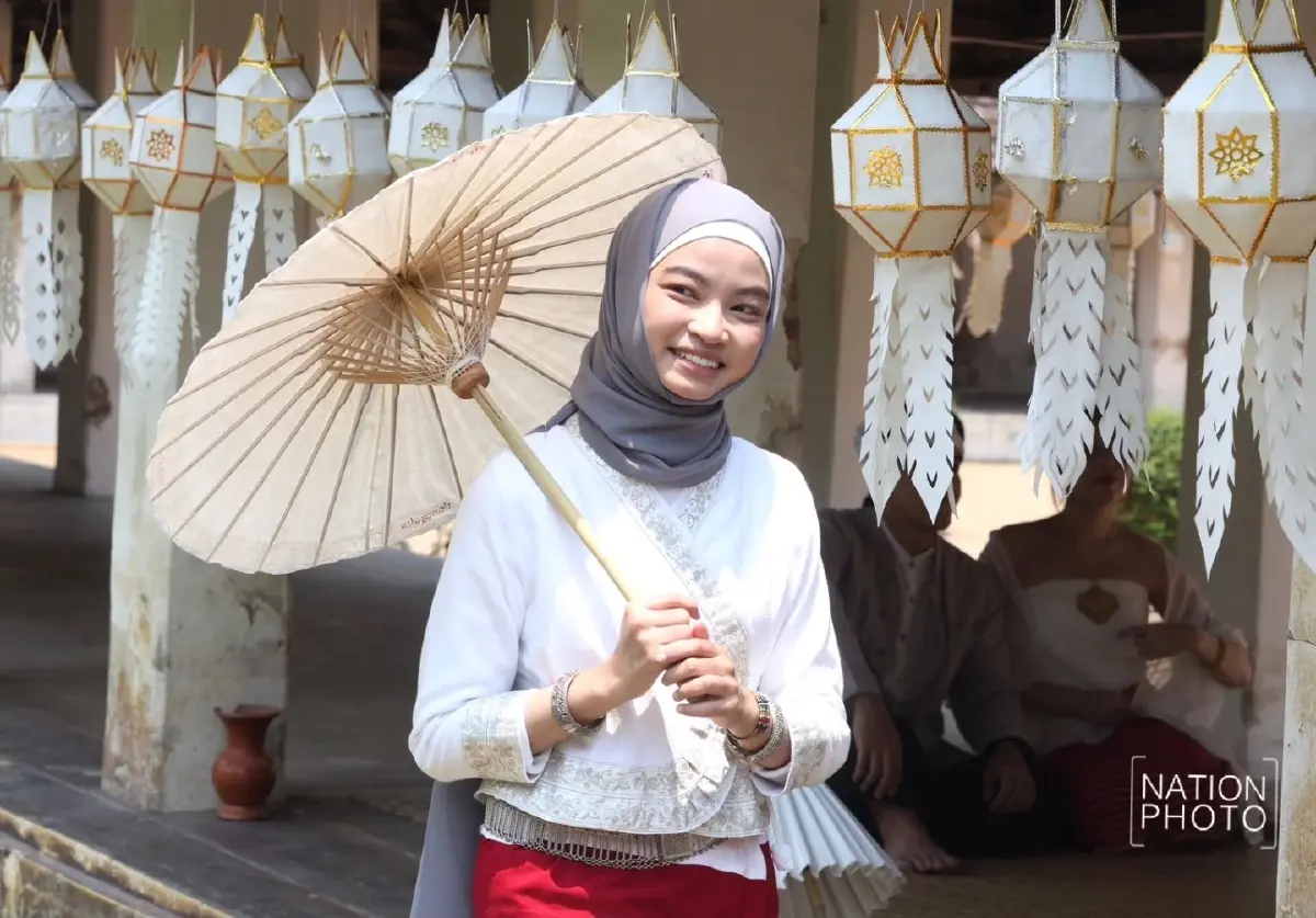 ควันหลงสงกรานต์ แห่แต่งชุดล้านนาถ่ายรูป 'วัดต้นเกว๋น' เชียงใหม่ ตามรอยละครดัง