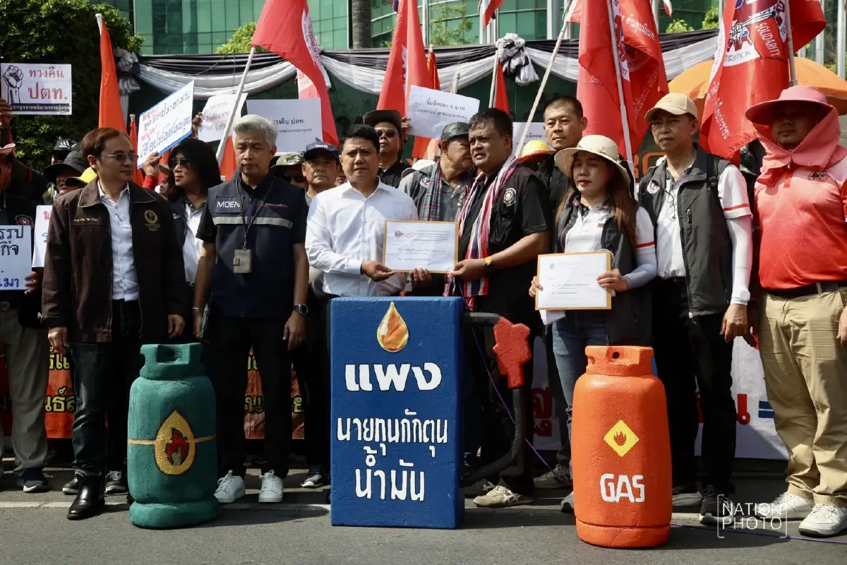 ม็อบแรงงาน บุก ก.พลังงาน จี้หยุดขึ้นราคาน้ำมัน กระทบค่าครองชีพ
