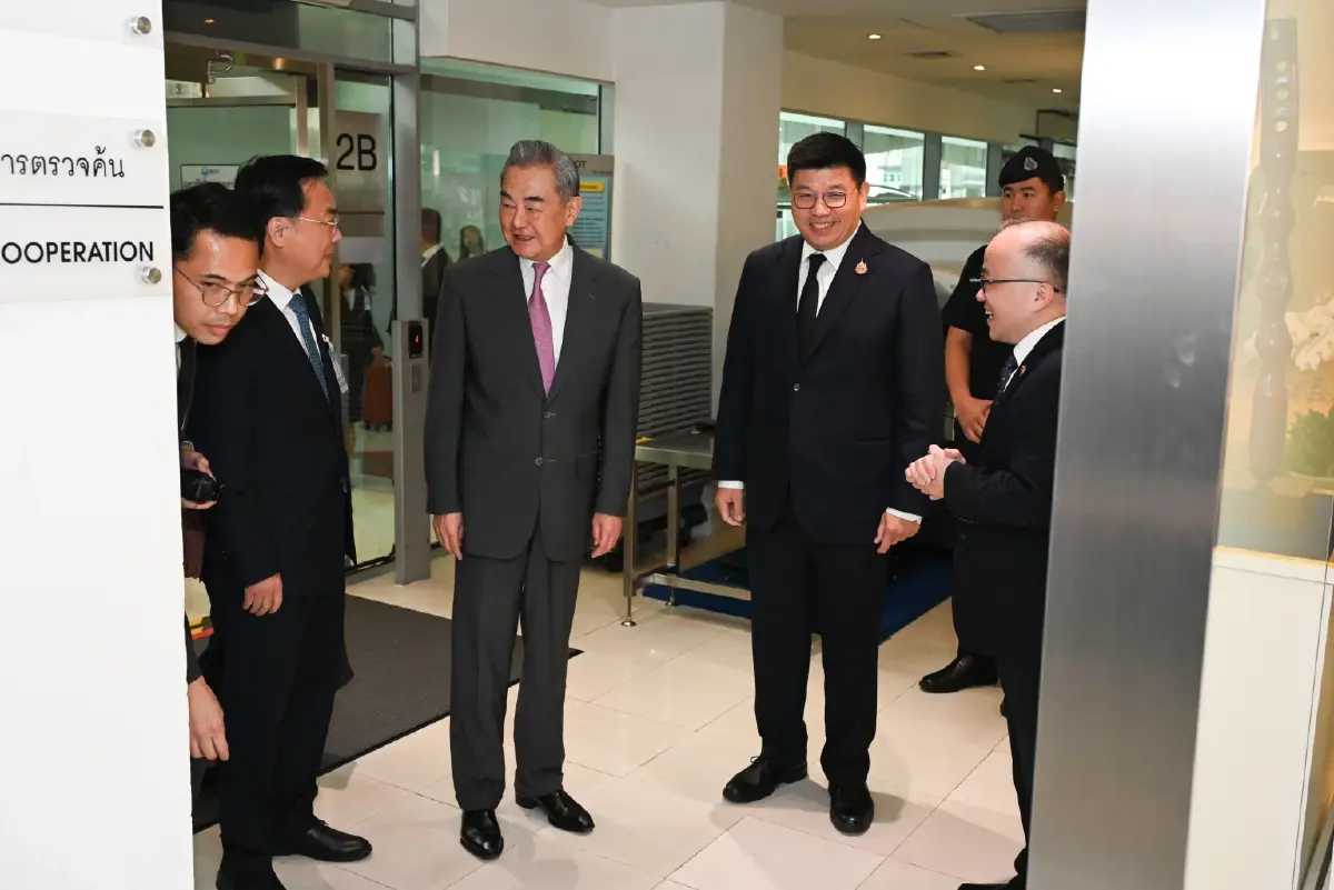 หวัง อี้ เดินทางถึงไทยแล้ว เอกอัครราชทูตกระทรวงการต่างประเทศต้อนรับ