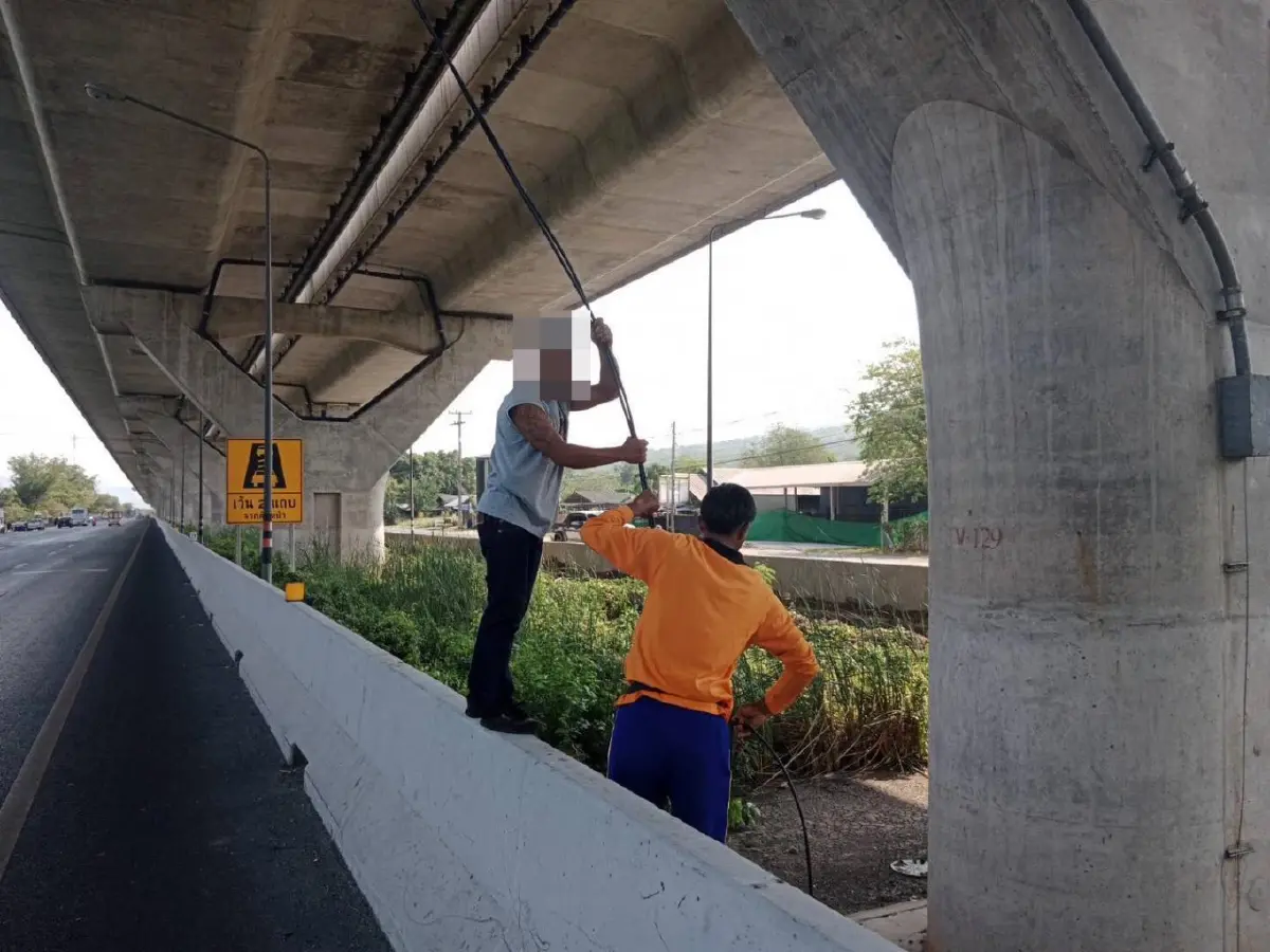 สายไฟ M6 ร่วงฟาดกระบะตู้ทึบ ตกข้างทาง พังยับ ลำตะคองรถติดหนึบ