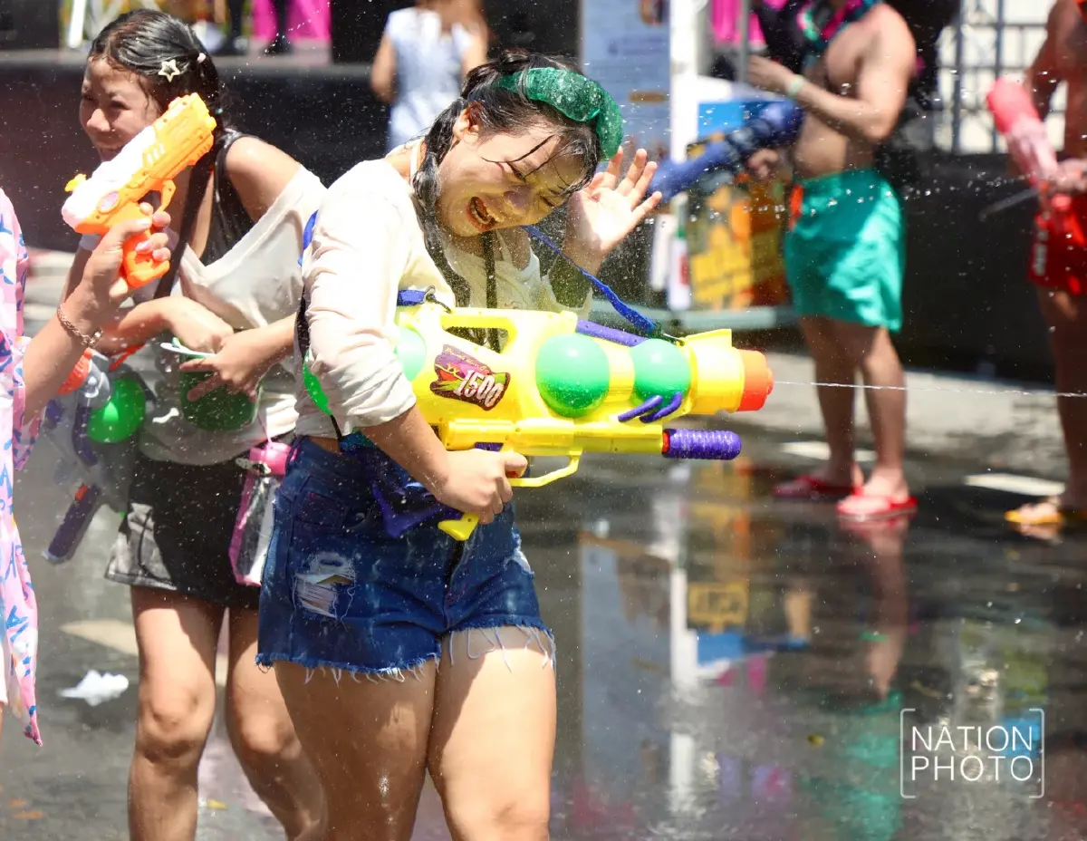 สีลมแตก แห่ห่มสไบเล่นน้ำสงกรานต์ 69 คึกคัก รับขบวน Wet Parade สุดอลังการ