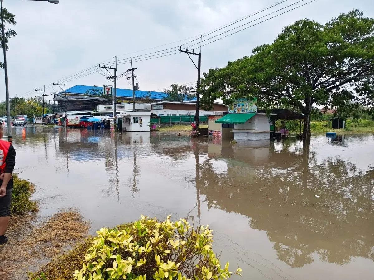 ด่วน! กาฬสินธุ์น้ำท่วมหนักมาก พายุฤดูร้อนถล่ม น้ำสูงเกือบมิดล้อ