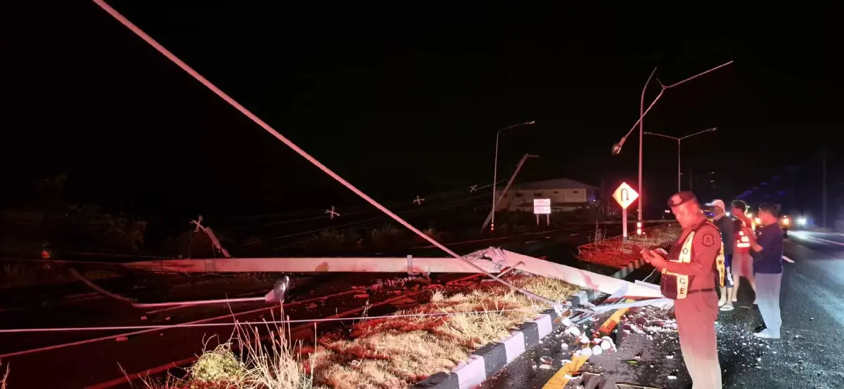 พายุฤดูร้อนถล่มสุรินทร์ เสาไฟฟ้าหัก 20 ต้น 3 กม. ไฟดับ ทั้งศีขรภูมิ