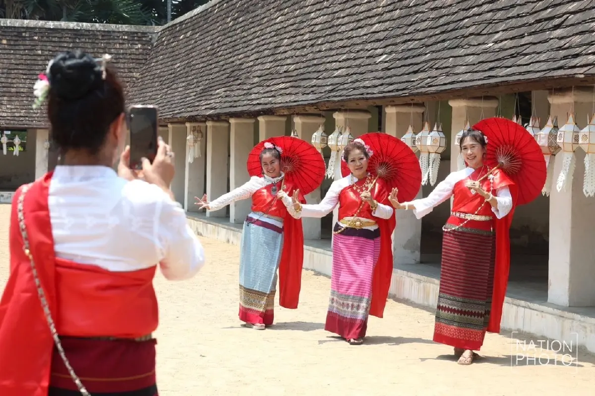 ควันหลงสงกรานต์ แห่แต่งชุดล้านนาถ่ายรูป 'วัดต้นเกว๋น' เชียงใหม่ ตามรอยละครดัง