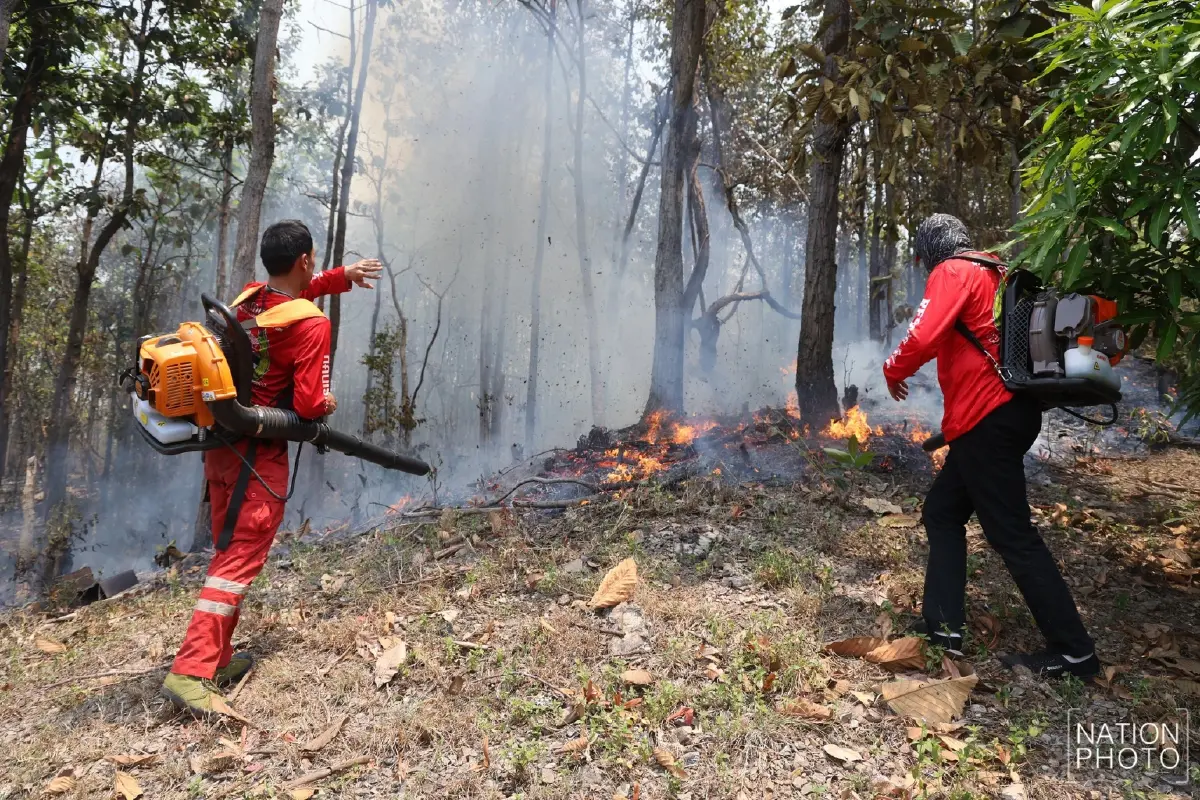 บีบหัวใจ พระครูอ๊อด นำทีมจิตอาสา ลุยดับไฟป่าแม่ทา จ.ลำพูน
