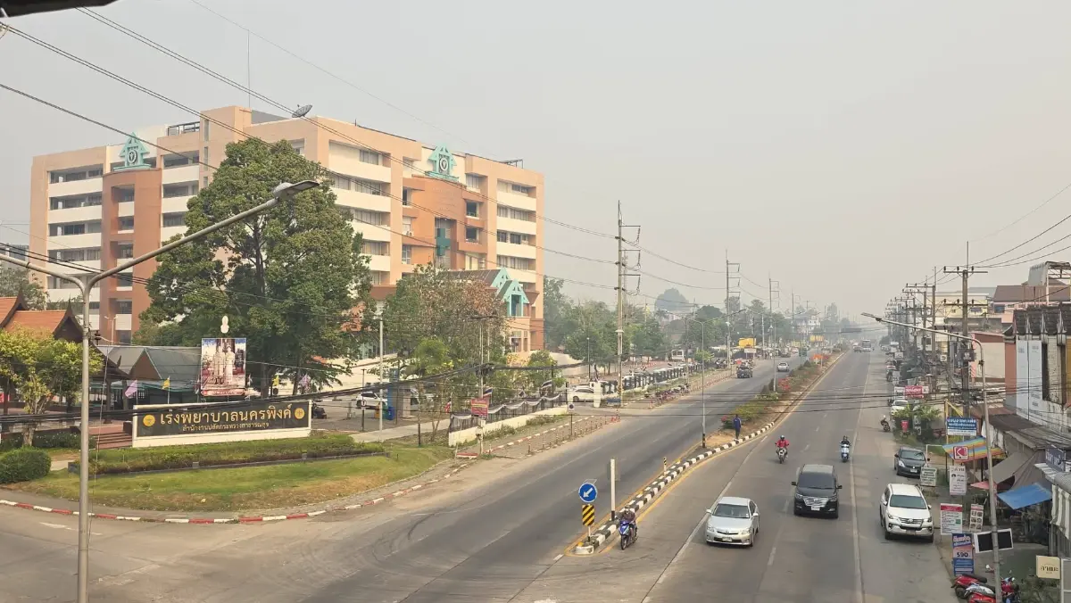 PM2.5 เชียงใหม่วันนี้ ฝุ่นคลุมเมือง รพ.นครพิงค์ อ่วม แทบมองไม่เห็นตึก