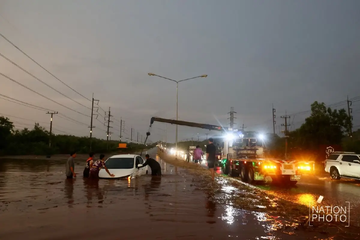 พายุถล่มไทรโยค น้ำป่าทะลักท่วมถนน 323 รถจมกลางกระแสน้ำ จราจรติดขัด