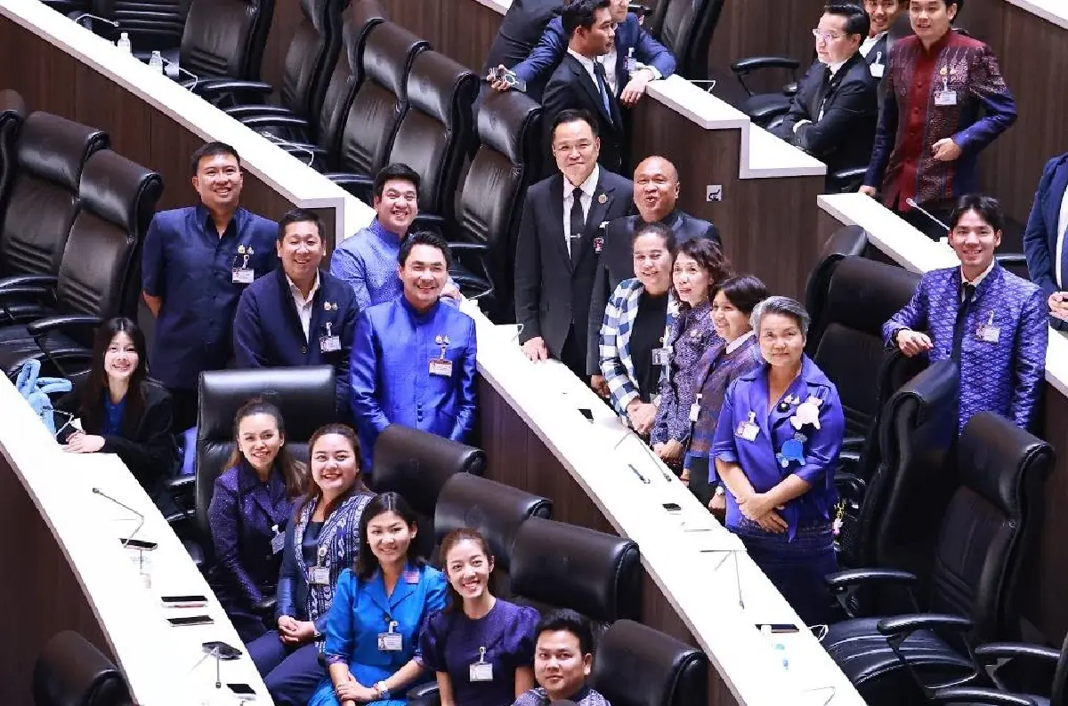 'สส.-สว.' เข้าคิวขอลายเซ็น 'อนุทิน' บนเล่มคำแถลงนโยบายรัฐบาล