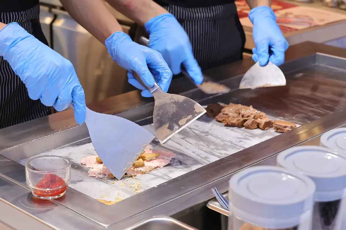 สเวนเซ่นส์ ขาย ‘ไอติมผัด’ มีบาร์ตักท็อปปิ้ง-รินน้ำเอง ราคา 119 บาท เริ่มสาขา ‘Siam Scape’ แห่งแรก