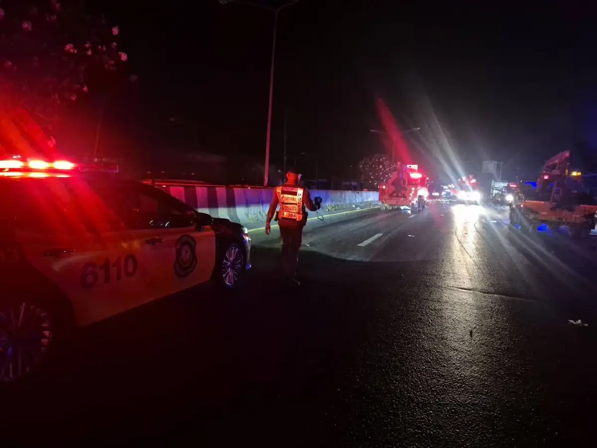 เทรลเลอร์ชนท้ายยับกลางดง ของหล่นเกลื่อนถนนมิตรภาพ รถติดหนึบ