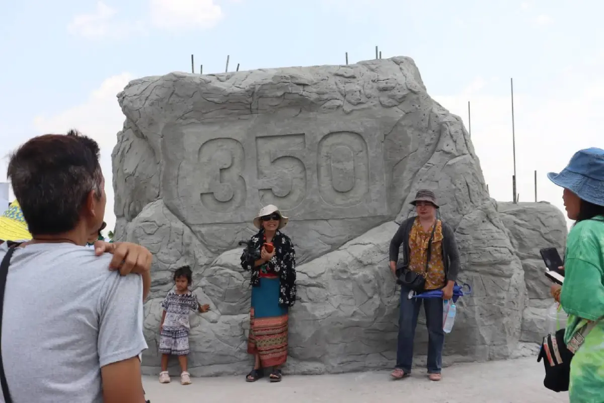 ประมวลภาพ คนแห่ชม 'ปราสาทตาควาย–เนิน 350' รับสงกรานต์ ทะลุ 3,600 คน