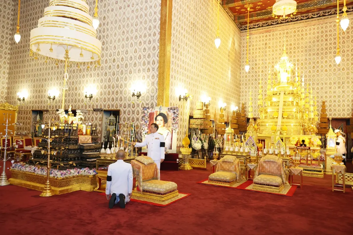 ในหลวง-พระราชินี เสด็จฯ ไปในพิธีบำเพ็ญกุศลทักษิณานุปทาน (กงเต็ก) ถวายพระบรมศพฯ