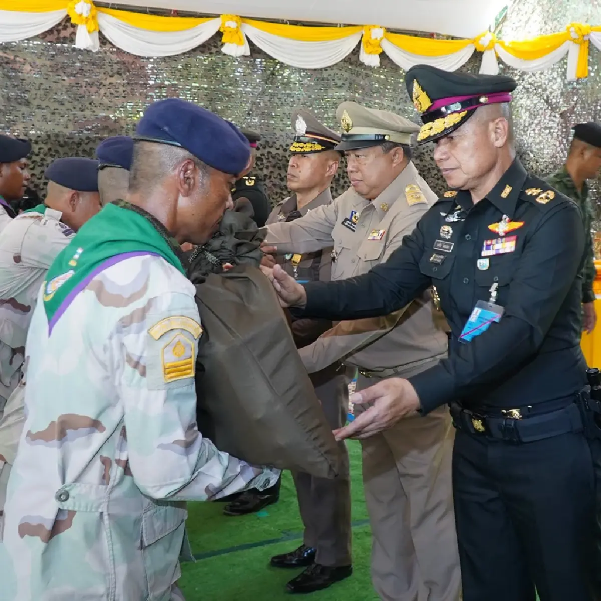 โปรดเกล้าฯ พระราชทานสิ่งของแก่ จนท. - ผู้ได้รับผลกระทบความไม่สงบ