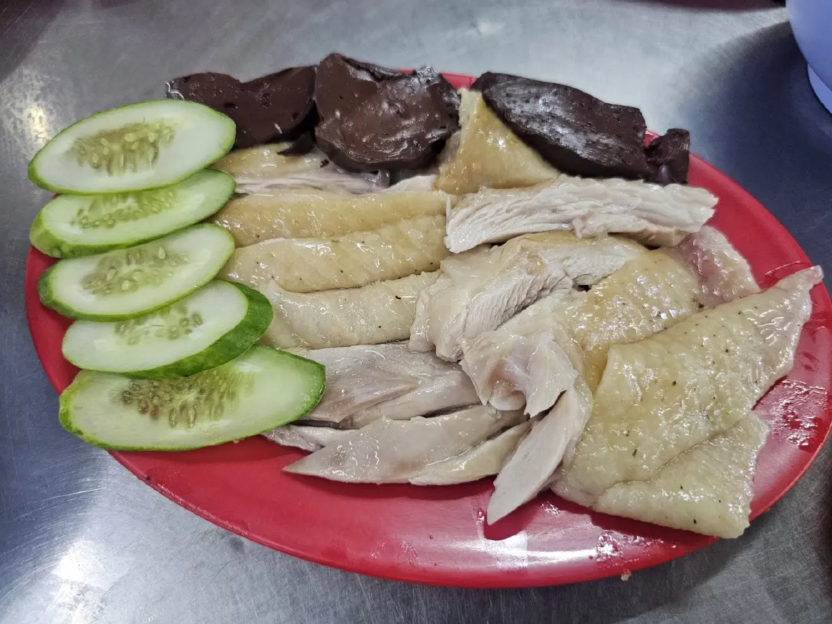 ‘มงคลวัฒนาข้าวมันไก่’  เจ้าเก่าสะพานควาย ไก่นุ่ม น้ำจิ้มรสเด็ด