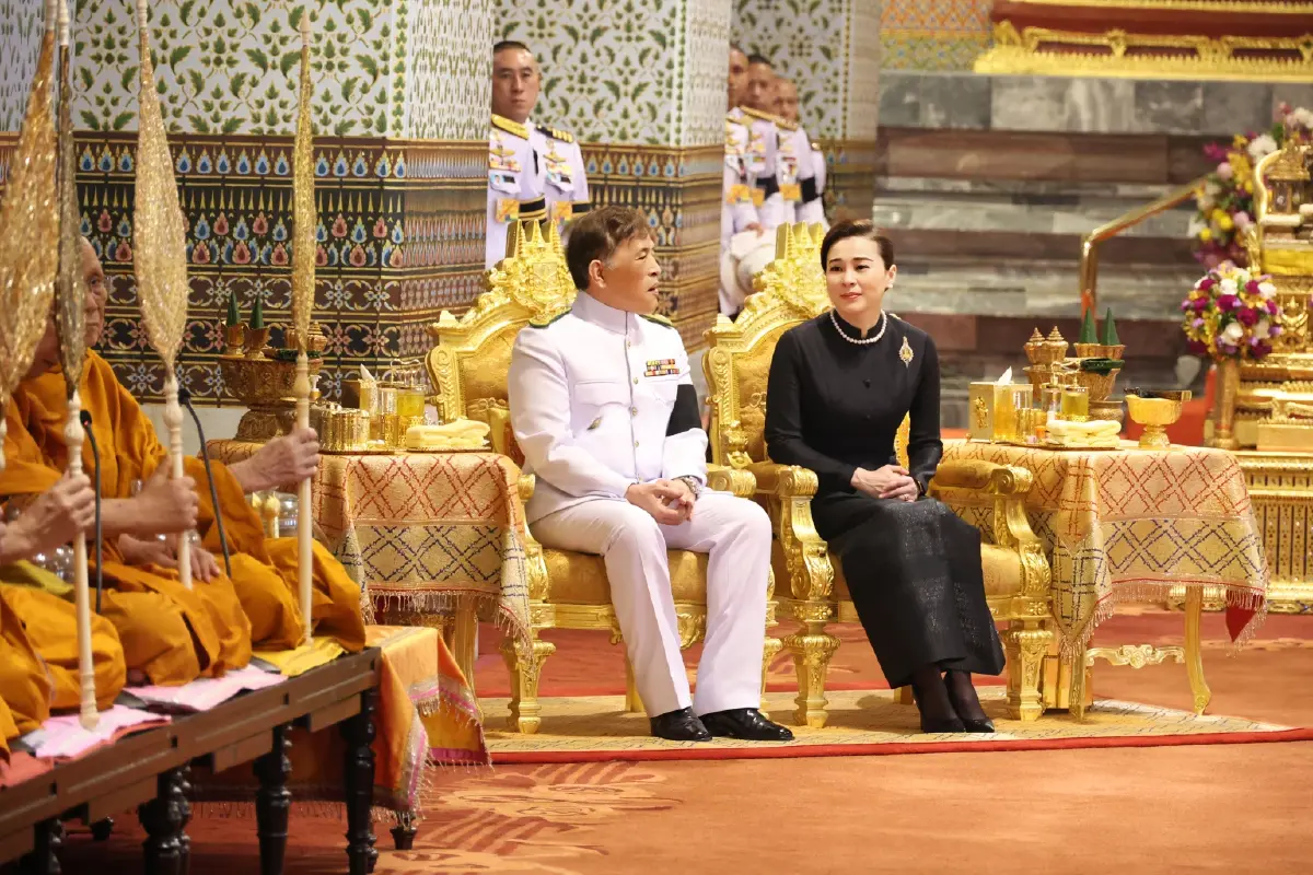 ในหลวง พระราชินี เสด็จฯ ไปทรงบำเพ็ญพระราชกุศลในการพระราชพิธีสงกรานต์ 2569