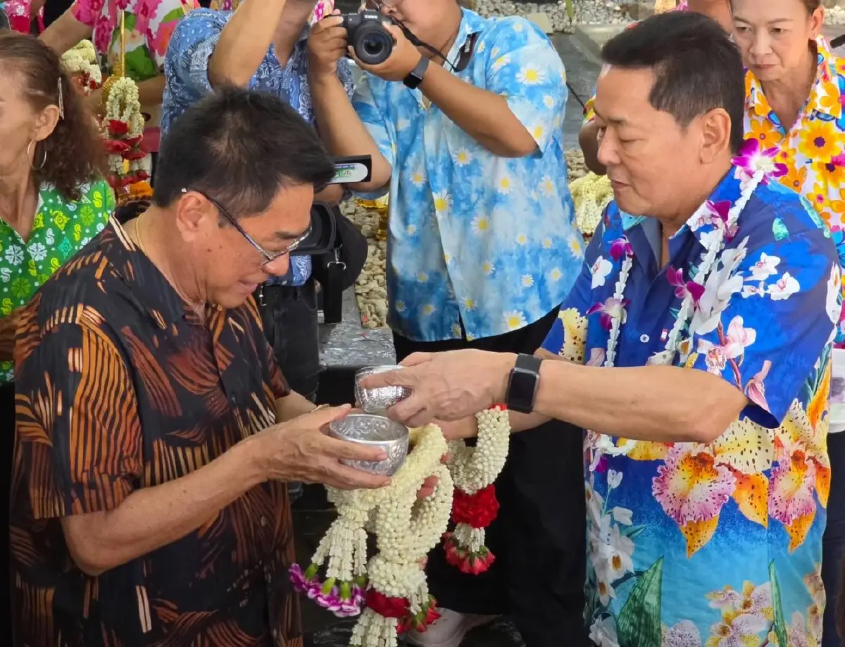 “นภินทร” เปิดบ้าน จัดพิธีสรงน้ำพระ รดน้ำขอพรผู้ใหญ่ เทศกาลปีใหม่ไทย