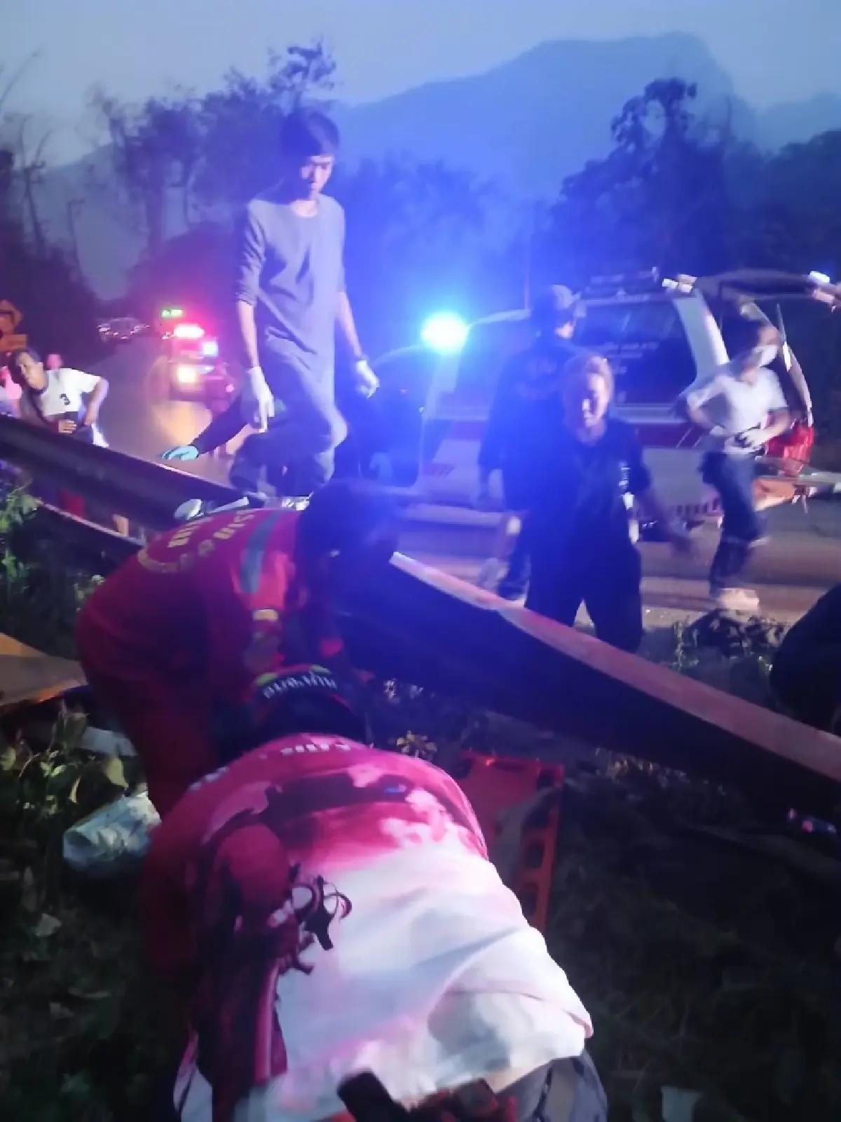 สลดตาย 9 ศพ กระบะแหกโค้งห้วยเย็น จ.น่าน พลิกคว่ำเทกระจาด