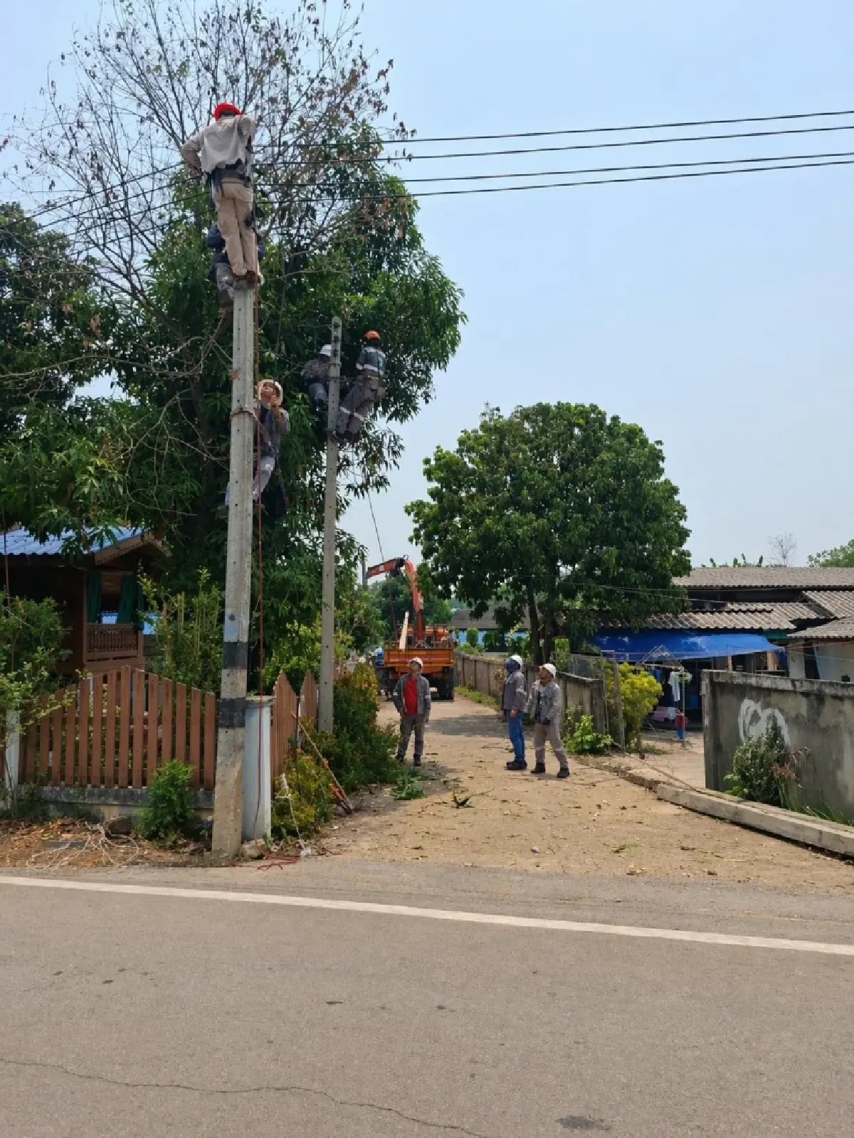 'สภาพอากาศ' พายุฤดูร้อนฝนตกลมแรงพัดถล่ม เสาไฟฟ้าล้ม PEA เร่งแก้