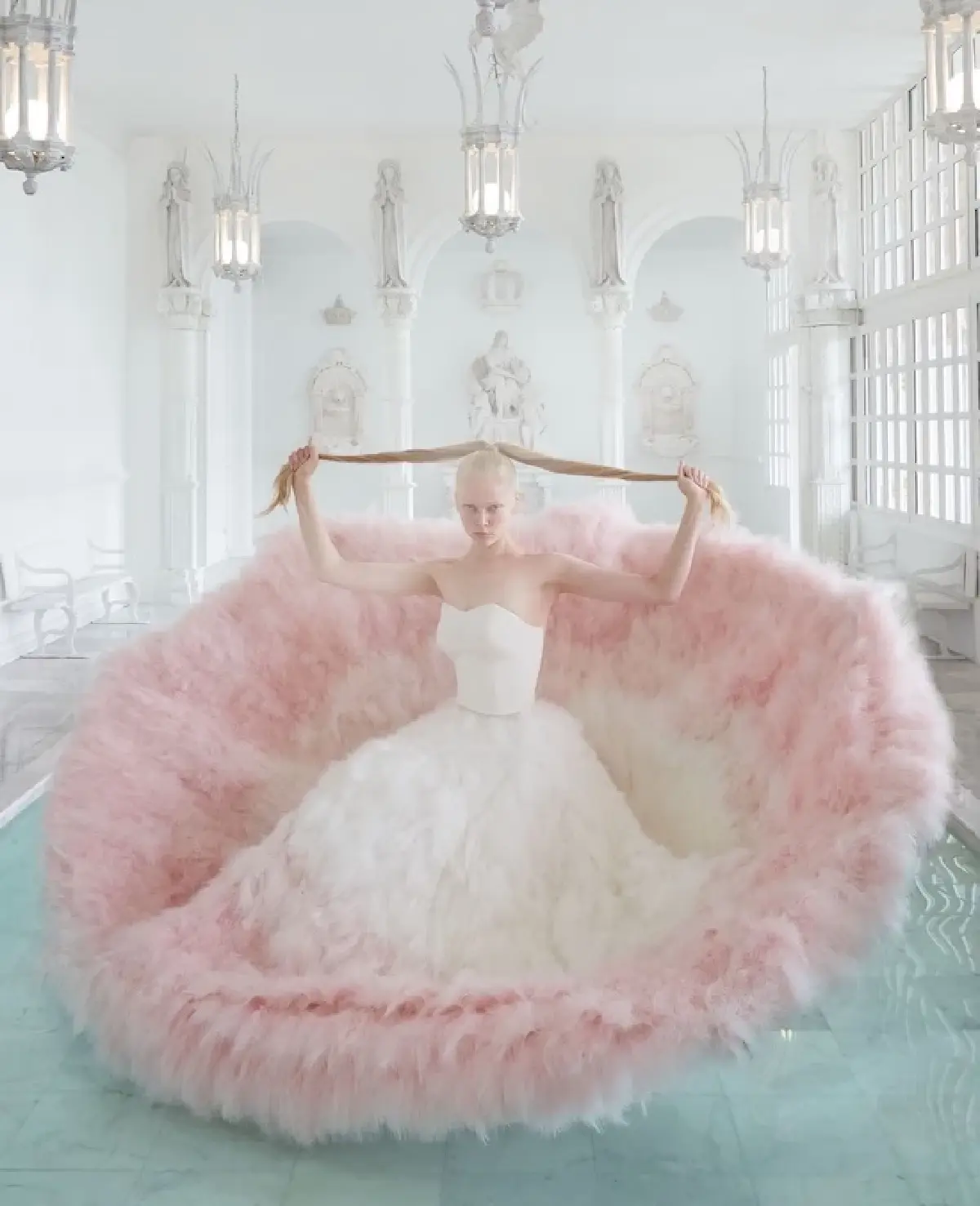 เสื้อผ้าแฟชั่นยังไม่ฟื้น ‘วิคธีร์รัฐ’ รุกหนัก ‘ยูนิฟอร์ม’ โกยล็อตแรก 6 หมื่นชุดจาก 'คาเฟ่ อเมซอน'