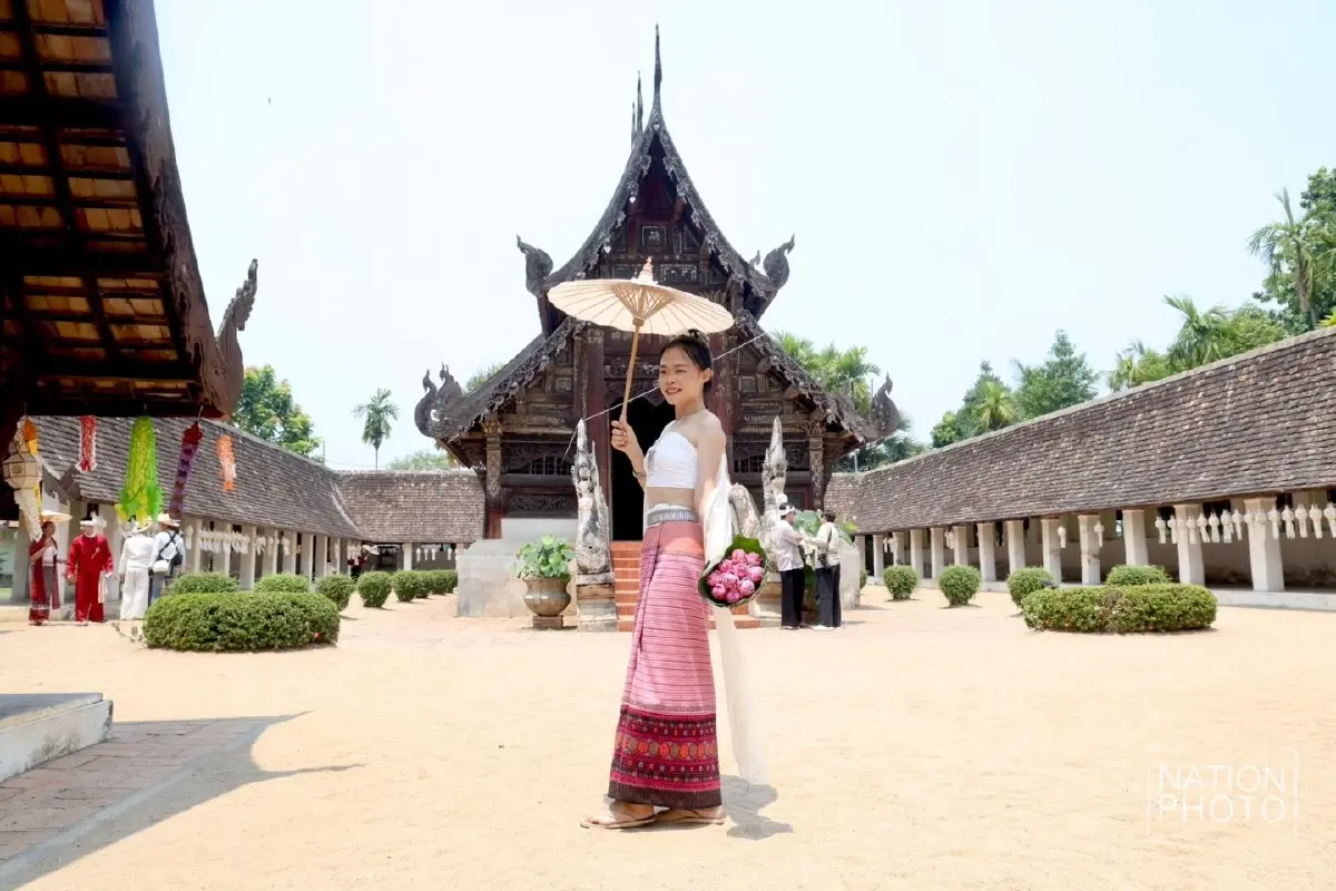 ควันหลงสงกรานต์ แห่แต่งชุดล้านนาถ่ายรูป 'วัดต้นเกว๋น' เชียงใหม่ ตามรอยละครดัง
