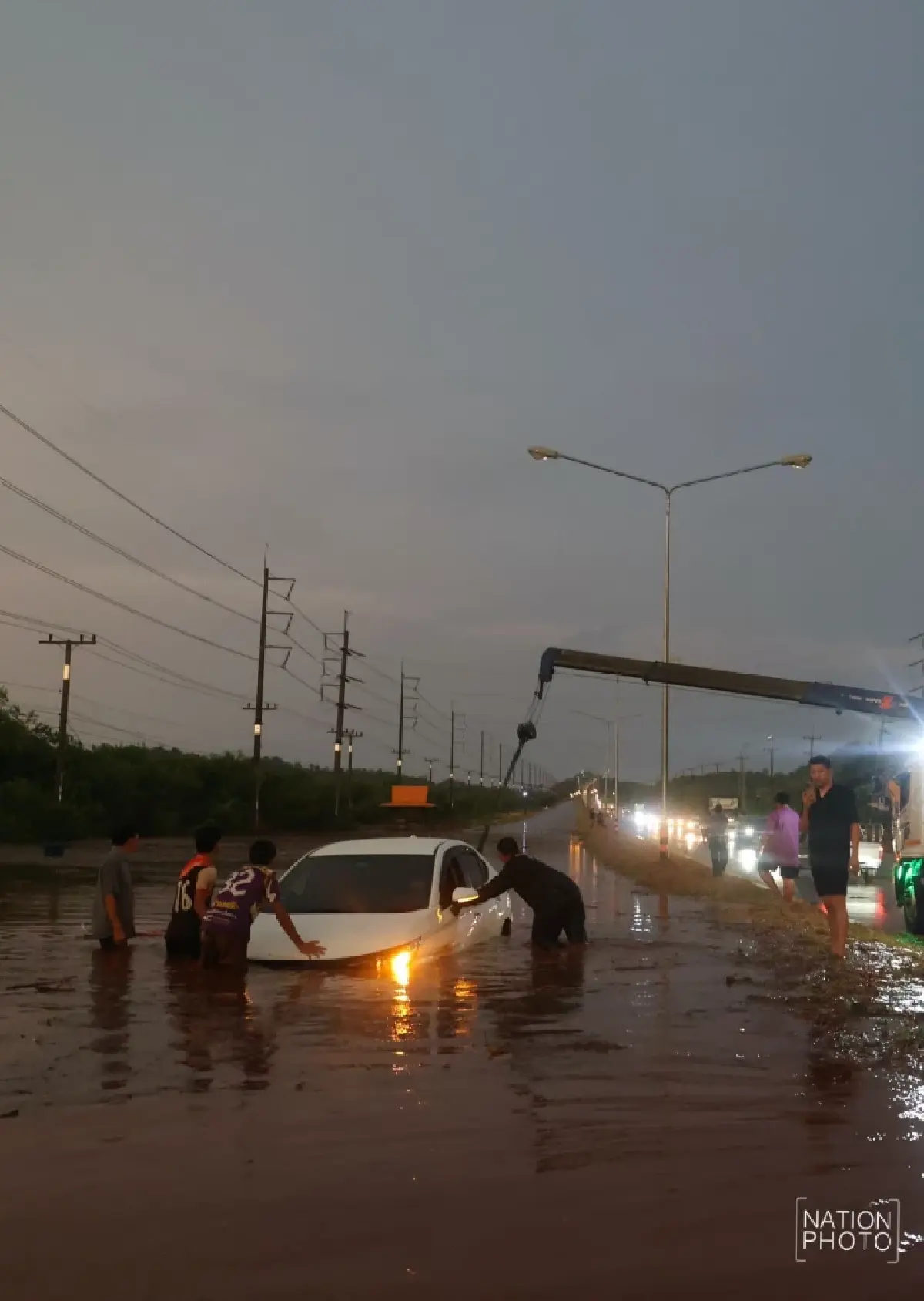 พายุถล่มไทรโยค น้ำป่าทะลักท่วมถนน 323 รถจมกลางกระแสน้ำ จราจรติดขัด