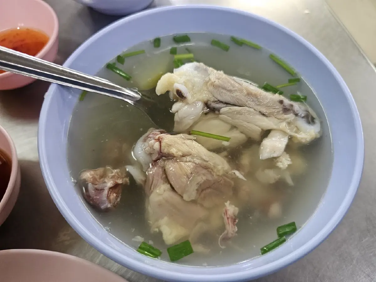 ‘มงคลวัฒนาข้าวมันไก่’  เจ้าเก่าสะพานควาย ไก่นุ่ม น้ำจิ้มรสเด็ด