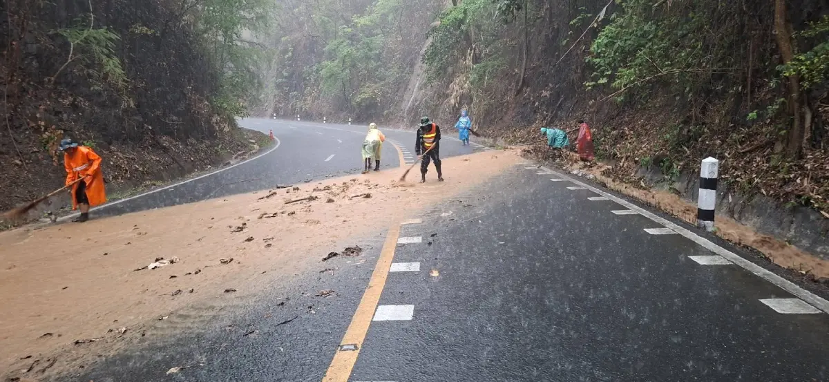 พิษพายุฤดูร้อน เพชรบูรณ์ฝนตกหนัก เจอน้ำป่า หินร่วง ทล.12 หล่มสัก