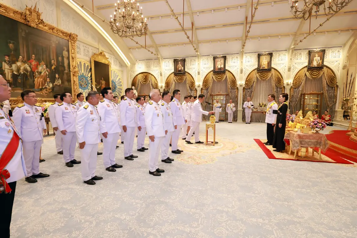 ในหลวง-พระราชินี พระราชทานพระบรมราชวโรกาสให้ คณะนายกฯ เฝ้าทูลละอองธุลีพระบาท