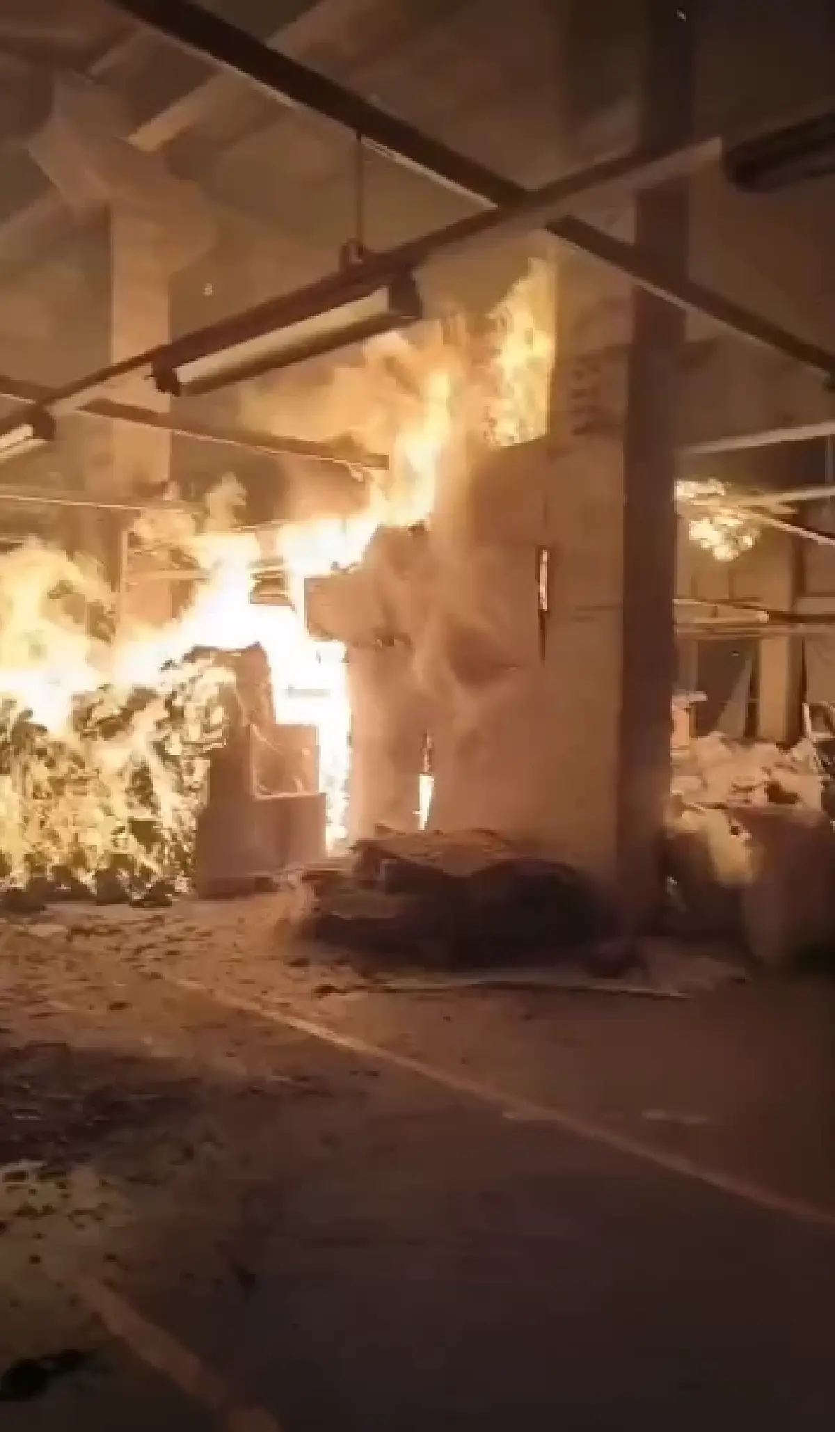 เกิดเหตุ ไฟไหม้โรงงานผลิตผ้าขนหนู ซอยสุขสวัสดิ์ 84 จ.สมุทรปราการ