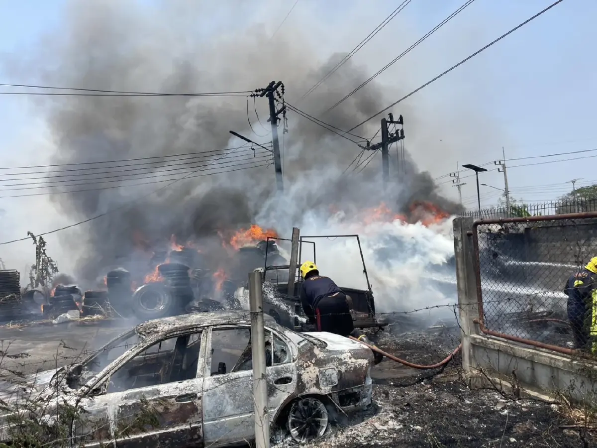 ด่วน ไฟไหม้เชียงกง คลองหลวง ปทุมธานี ควันดำพุ่ง ท่ามกลางอากาศร้อน