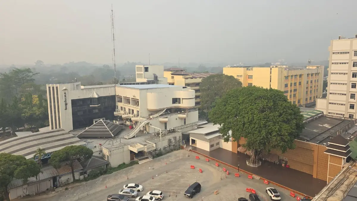 PM2.5 เชียงใหม่วันนี้ ฝุ่นคลุมเมือง รพ.นครพิงค์ อ่วม แทบมองไม่เห็นตึก