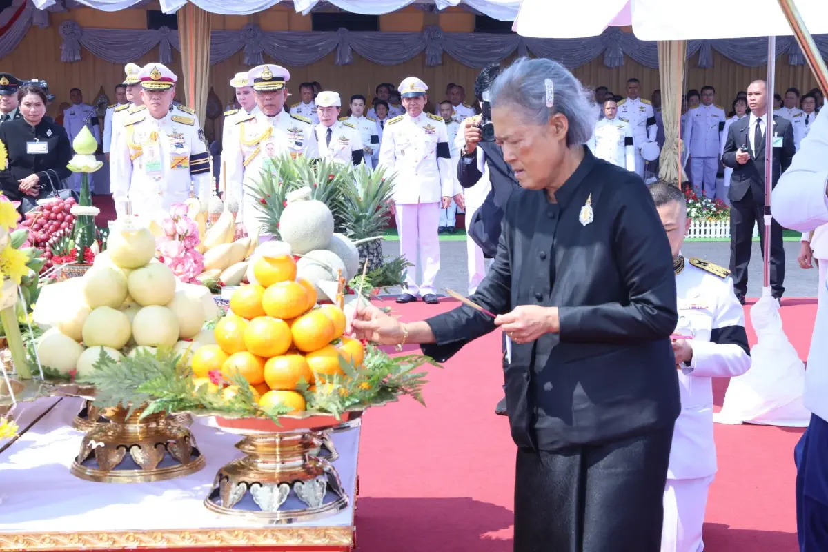กรมสมเด็จพระเทพฯ ทรงประกอบพิธียกเสาพระเมรุมาศ ในการพระราชพิธีถวายพระเพลิงพระบรมศพฯ
