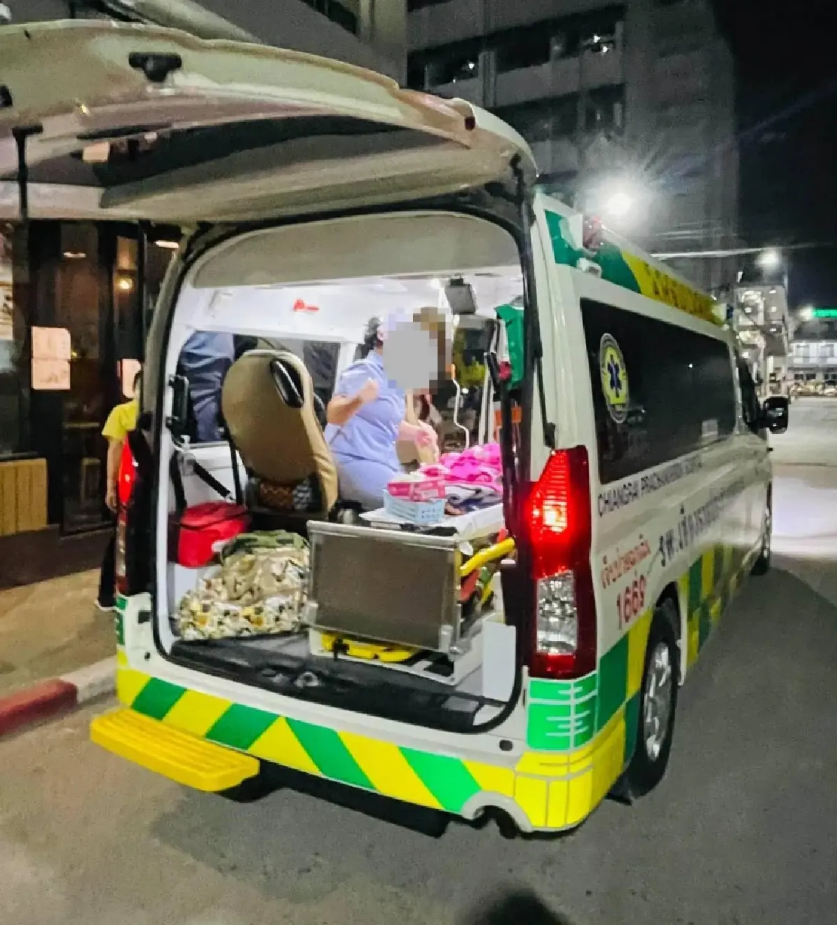 ขอทางให้รถโรงพยาบาลเชียงราย นำเด็ก 7 ปี ส่งตัวรักษาต่อ ที่กรุงเทพ