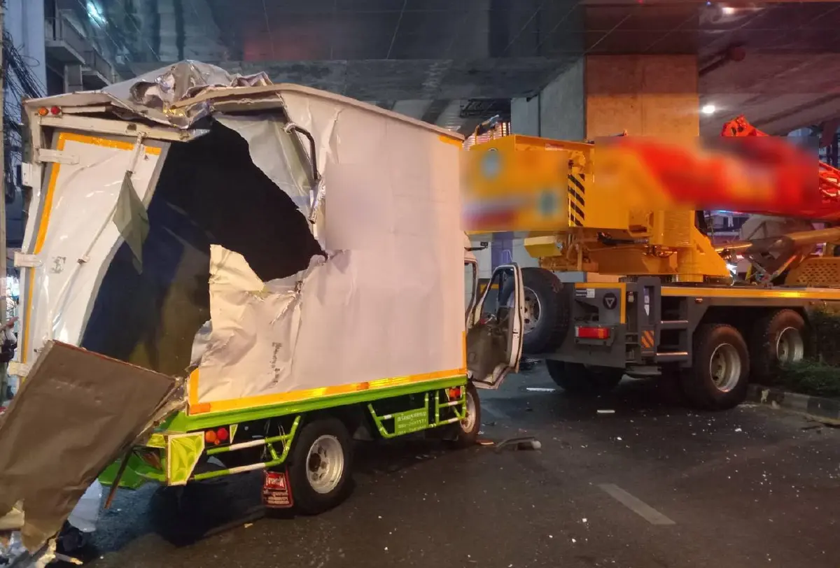 เลี่ยงด่วน รถติดมาก รถบรรทุกกับรถเครน ชนกัน กลางแยกลาดพร้าว 101