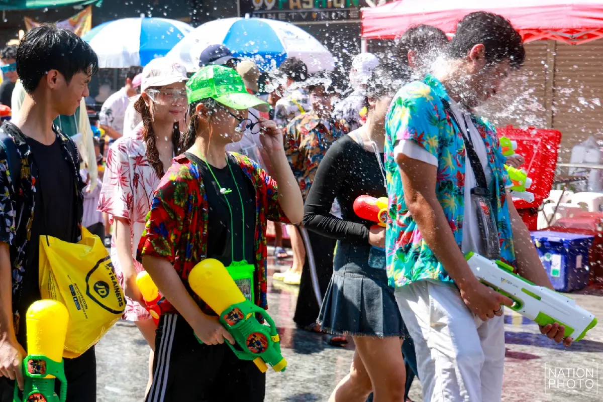 คึกคัก 'สงกรานต์ข้าวสาร' วันสุดท้าย นักท่องเที่ยวแห่เล่นน้ำแน่น