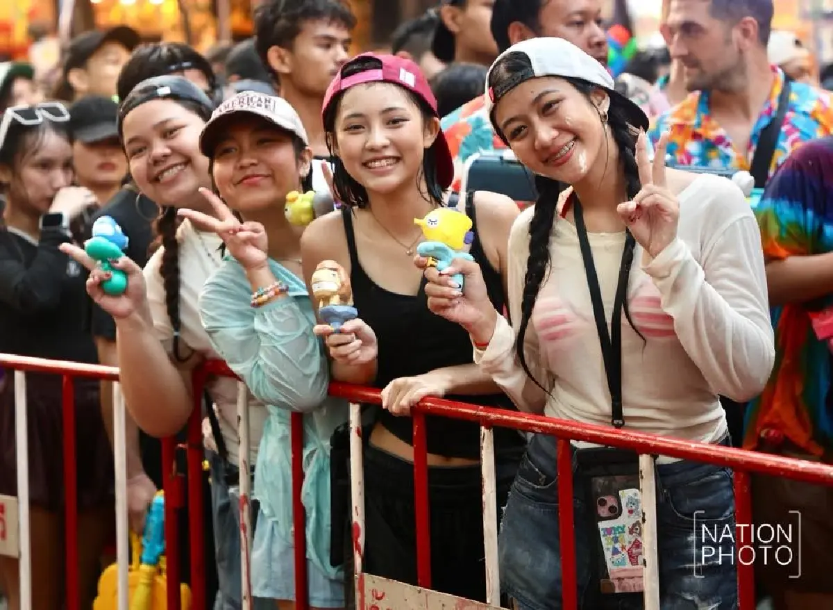 ประมวลภาพ สงกรานต์สีลม 2569 วันสุดท้าย คนไทย-ต่างชาติแห่เล่นน้ำทะลุ 2 แสนคน