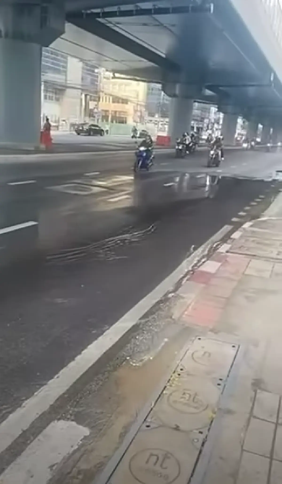 รถติดแล้ว ท่อน้ำแตก ถนนพระราม 9 ขาออก แยก อสมท. ไปแยกผังเมือง ระวัง