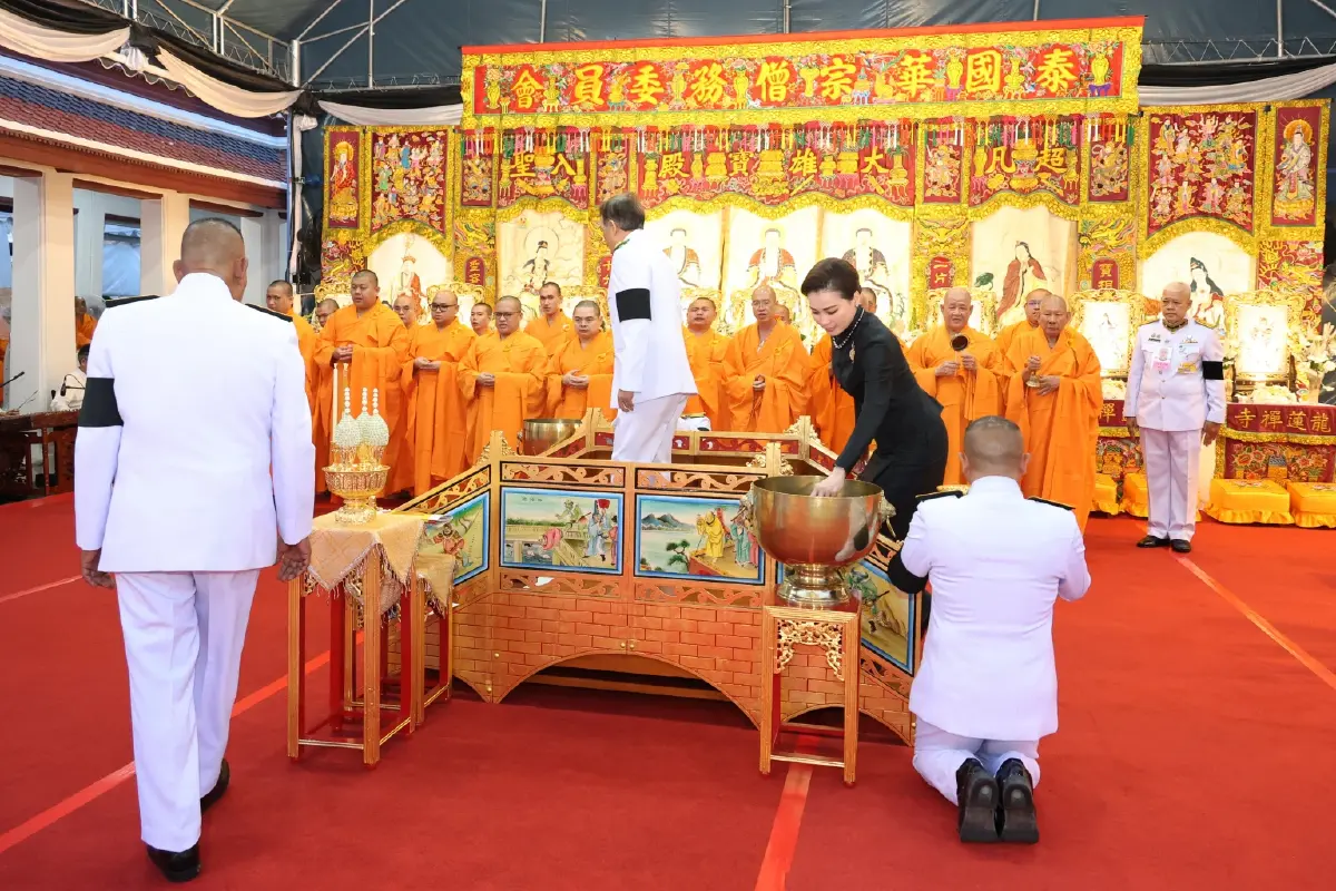 ในหลวง-พระราชินี เสด็จฯ ไปในพิธีบำเพ็ญกุศลทักษิณานุปทาน (กงเต็ก) ถวายพระบรมศพฯ