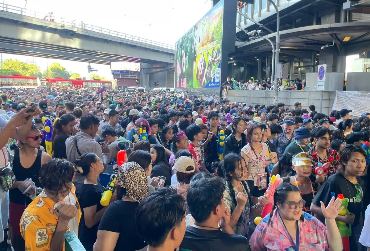 สงกรานต์ 69 วิกฤต! 'ชัชชาติ' เตือน เลี่ยงพรานนก-สีลม คนทะลัก 1.6 แสน