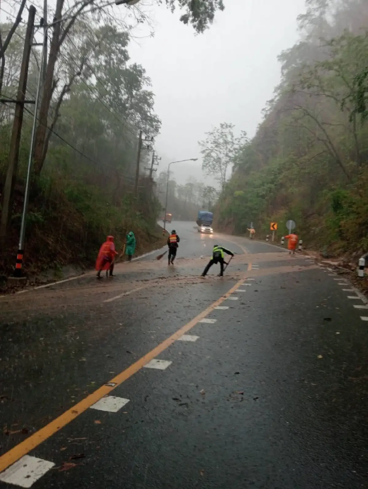 พิษพายุฤดูร้อน เพชรบูรณ์ฝนตกหนัก เจอน้ำป่า หินร่วง ทล.12 หล่มสัก